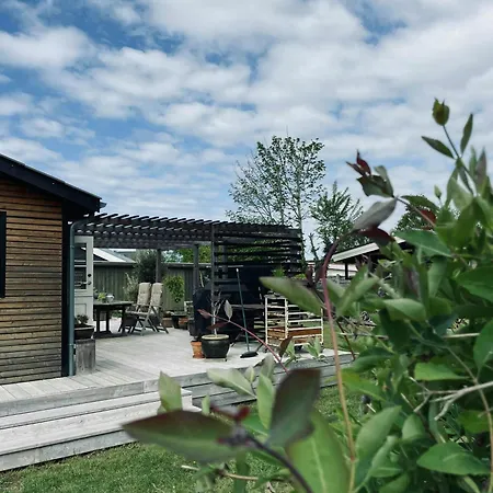 Ban-heiwa, Close To And Nature Nyaraló